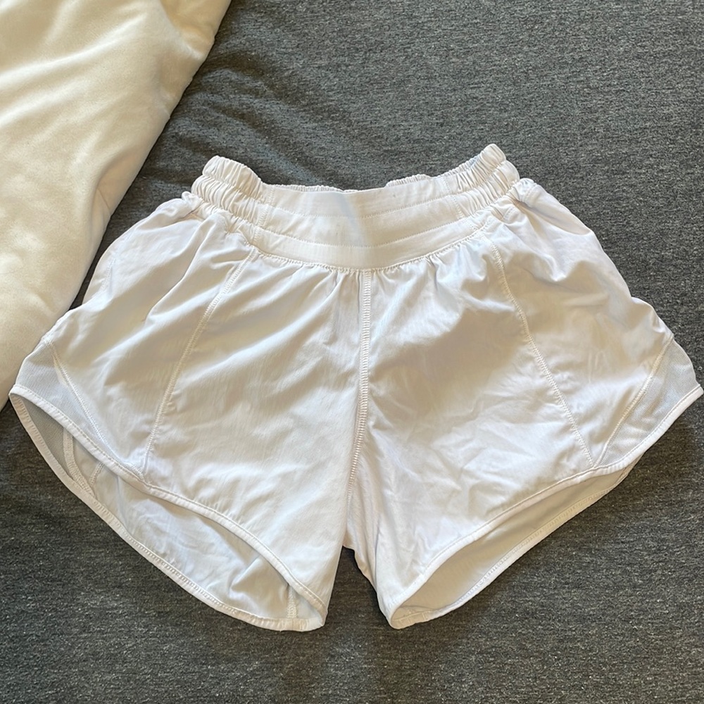 lulu lemon white hotty hots low rise 2.5 inseam size 0